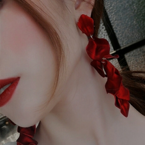 Rose petals dangling earrings - Picture 1 of 3